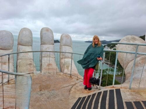 Yeosu art parc - me standing on the hand of midas